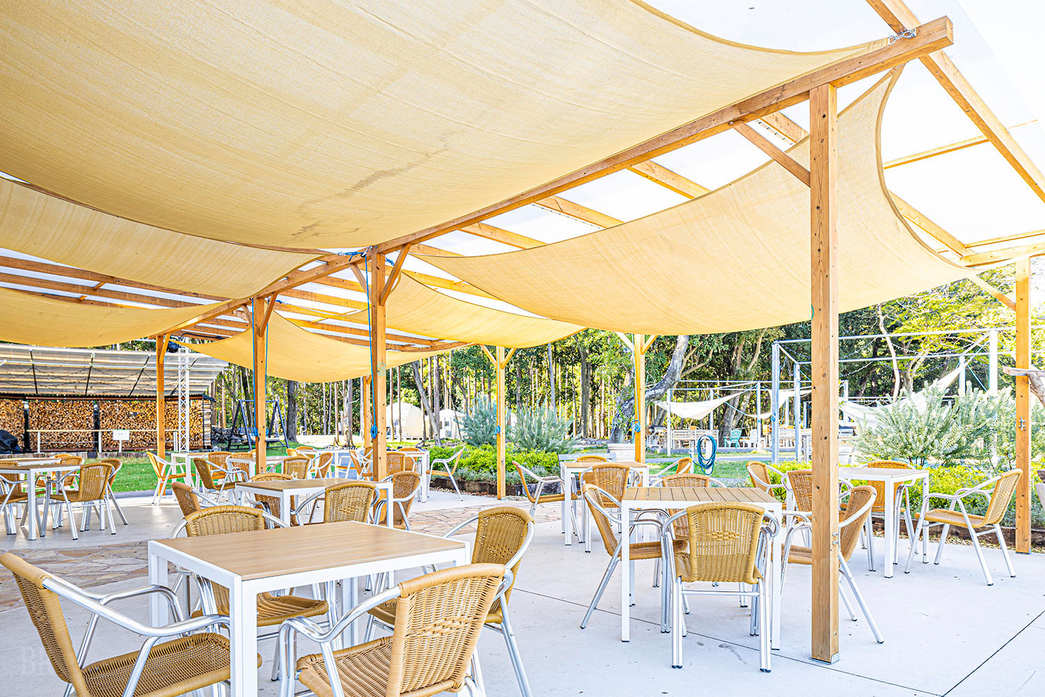 夕食の贅沢なアウトドアBBQを楽しめるテラス