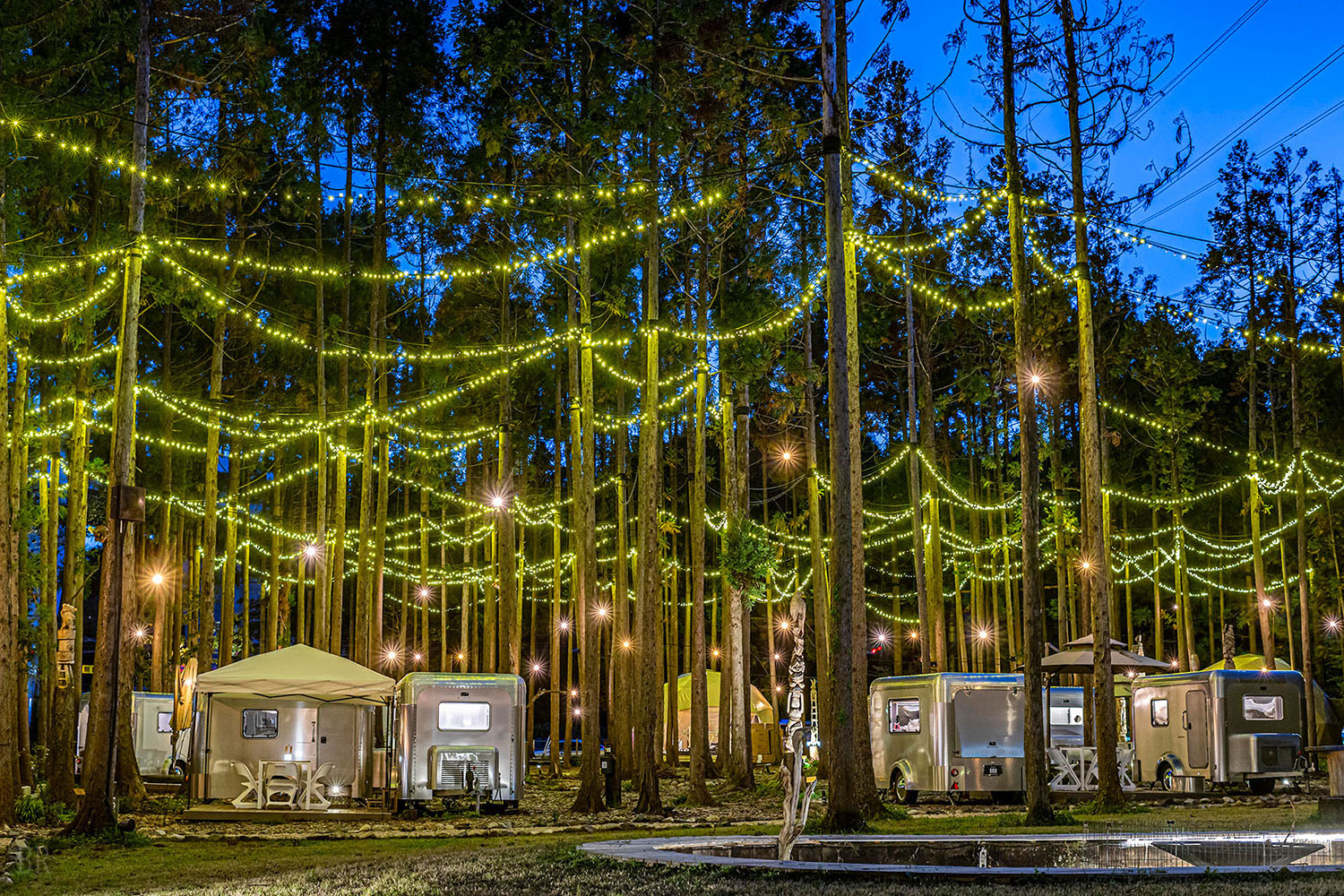 フリーアンドイージーのイルミネーションが輝く外観