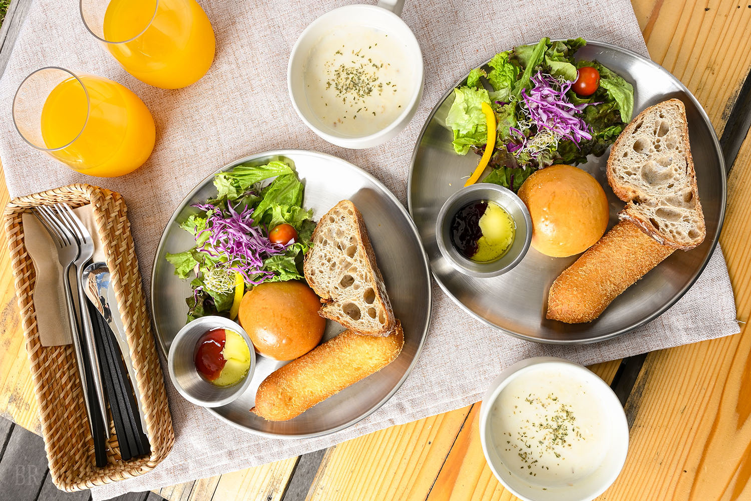 フリーアンドイージーのテラスで食べる朝食