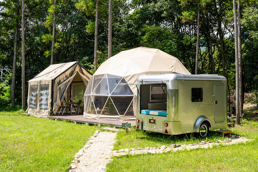 ドームテントとトレーラーハウス（セット）
